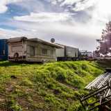 ...accediamo all�area occupata da una ventina di camper bianchi ordinatamente disposti a semicerchio